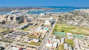 una vista aérea de una ciudad con el océano en Summer Tropics Studio Apartment Two Queen Beds, en Galveston