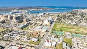 eine Luftansicht einer Stadt mit Meerblick in der Unterkunft Summer Tropics Studio Apartment Two Queen Beds in Galveston