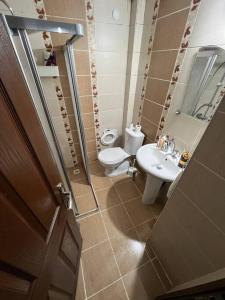 een badkamer met een toilet en een wastafel bij Очень уютная квартира 2+1 in Antalya