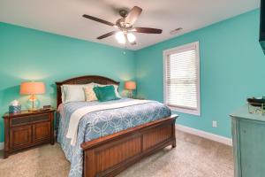 - une chambre bleue avec un lit et un ventilateur de plafond dans l'établissement Chic Spring City Townhome on Watts Bar Lake!, à Spring City