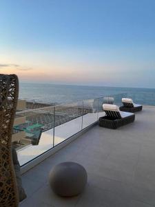 Un balcón con sillas y vistas al océano. en Ale Suite Sea Side View - Hotel Arizona en Riccione