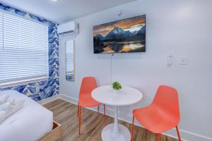 Cette chambre comprend un lit, une table et des chaises. dans l'établissement Surf Trip Studio Apartment, à Galveston