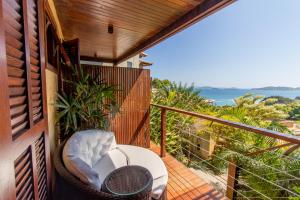 a balcony with a bench and a view of the ocean at Gringos Boutique Hotel in Búzios