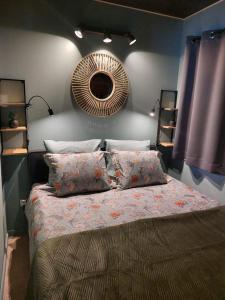 - une chambre avec un lit et un miroir mural dans l'établissement Time 2 Relax chalet aan het water, à Geel