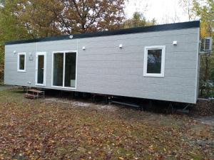 ein winziges Haus auf einem Hof in der Unterkunft Camping Baalse Hei in Turnhout