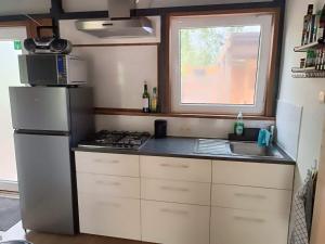 Η κουζίνα ή μικρή κουζίνα στο Time 2 Relax chalet aan het water