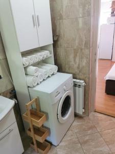 Waschmaschine und Trockner im Bad mit Handtüchern in der Unterkunft Near by everything in Vodice