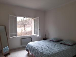 um quarto com uma cama e uma grande janela em Aux Portes Des Gorges Du Verdon em Peyroules