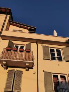 un edificio con un balcón con sillas rojas. en Il nido dell'artista, en Pietrasanta