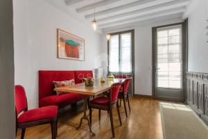 uma sala de jantar com uma mesa e cadeiras vermelhas em Maison de Pêcheur La Coquette CLS Deauville em Trouville-sur-Mer
