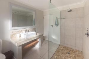 ein Badezimmer mit Waschbecken und Dusche in der Unterkunft The Beauty of The Wildside 3 bedroom in Cape St Francis + 13 Fotos