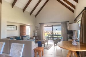 ein Wohnzimmer mit einem Sofa und einem Tisch in der Unterkunft The Beauty of The Wildside in Cape St Francis
