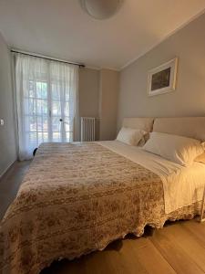 Un dormitorio con una cama grande y una ventana en A casa di Rachele, en Marina Romea
