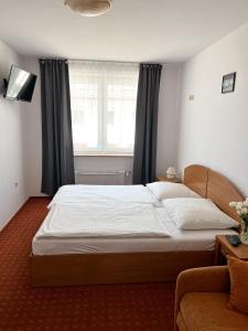 Un dormitorio con una cama grande y una ventana en Willa Milano, en Mielno