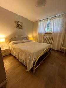 1 dormitorio con cama y ventana en A casa di Rachele, en Marina Romea