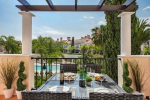 Πισίνα στο ή κοντά στο 5 star Luxury Palmview apartment with large terrace and communal pool +23 φωτογραφίες