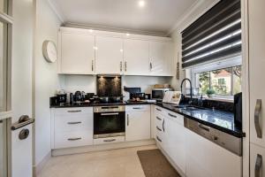 Η κουζίνα ή μικρή κουζίνα στο 5 star Luxury Palmview apartment with large terrace and communal pool