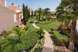 una vista aérea de un patio con palmeras en Luxury Apartment with Communal Pool and Terrace en Quarteira