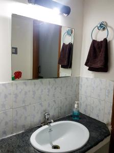 ティルパティにあるKORA'S HOME STAYのバスルーム(洗面台、鏡付)