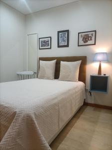 ein Schlafzimmer mit einem großen Bett und einem TV in der Unterkunft SBT Sun Beach Terrace "The best house" in Figueira da Foz