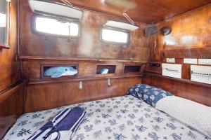 una camera con un letto sul retro di una barca di Aloha Jak's Boat ad Alassio