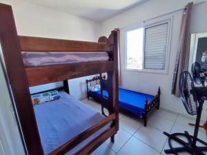 Uma ou mais camas em beliche em um quarto em FORNAZARI APÊ - Caraguá Martim de Sá