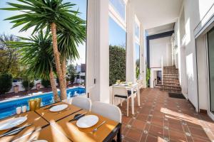 jadalnia ze stołem i basenem w obiekcie Charming 10 person Villa in Sevilla w mieście Tomares