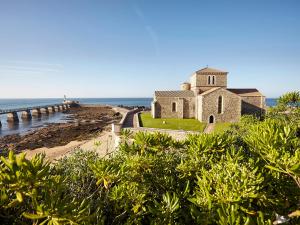 レ・サ​​ーブル・ドロンヌにあるAppartement Les Sables-d'Olonne, 3 pièces, 6 personnes - FR-1-92-758の桟橋横の浜辺の古教会