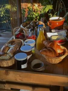 una mesa cubierta con cestas de pan y hogazas de pan en La Ferme du Var en La Clusaz