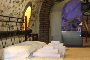 einen Stapel Handtücher in einem Zimmer in der Unterkunft Santo'S House Luxury - idromassaggio e doccia emozionale in Santo Stefano di Sessanio