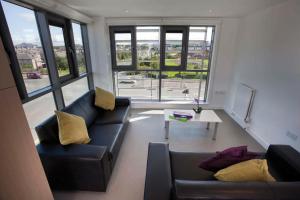 uma sala de estar com dois sofás e uma mesa em Edinburgh College Residence em Edimburgo