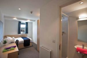 um quarto de hotel com uma cama e uma casa de banho em Edinburgh College Residence em Edimburgo