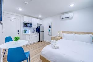 Η κουζίνα ή μικρή κουζίνα στο Cheetah Crush Studio Apartment