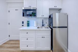 Η κουζίνα ή μικρή κουζίνα στο Cheetah Crush Studio Apartment +6 φωτογραφίες