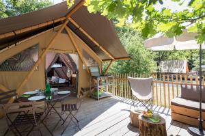 Patio nebo venkovní prostory v ubytování Village Huttopia Dieulefit
