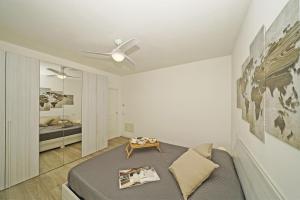 1 dormitorio con 1 cama y ventilador de techo en Le Mele 7 by Wonderful Italy, en Lonato
