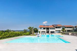 una piscina frente a una casa en Le Mele 7 by Wonderful Italy, en Lonato