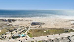 ガルベストンにあるTropical Sunset Studio Apartmentの海のそばの駐車場の航空写真 +6枚の写真