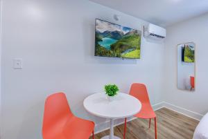Μια τηλεόραση ή/και κέντρο ψυχαγωγίας στο Midnight Tropics Studio Apartment