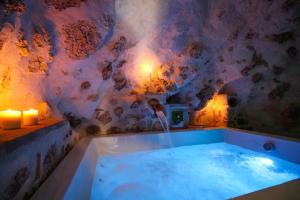 ein Badezimmer mit einer Badewanne und einem Brunnen in der Unterkunft Santo'S House Luxury - idromassaggio e doccia emozionale in Santo Stefano di Sessanio