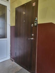 eine Holztür mit der Nummer drauf in der Unterkunft Old Wine House in Klaipėda