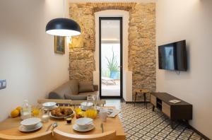 una sala de estar con una mesa con comida. en Tgna Cervantes 8 en Tarragona