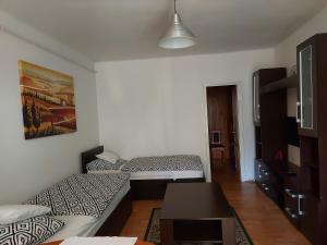 ein Wohnzimmer mit 2 Betten und einem Tisch in der Unterkunft Belvárosi,nyugalom in Kaposvár