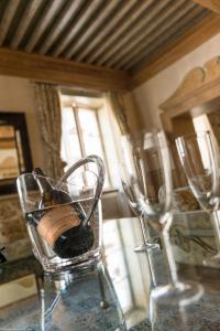 - deux verres à vin sur une table avec une bouteille de vin dans l'établissement Annecy Historical Center - 160 square meter - 3 bedrooms & 3 bathrooms, à Annecy