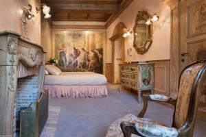 - une chambre avec un lit et une peinture murale dans l'établissement Annecy Historical Center - 160 square meter - 3 bedrooms & 3 bathrooms, à Annecy