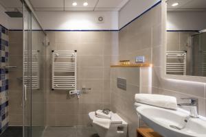 a bathroom with a shower and a sink and a toilet at Tgna Cervantes 8 in Tarragona +34 photos