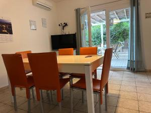 A television and/or entertainment centre at Librari - Quality confort