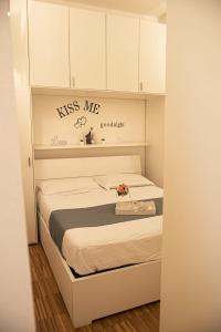 - une chambre avec un lit et un signe pour m'embrasser dans l'établissement Casa Bel, Bologna By Short Holidays, à Bologne