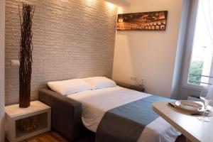 - une chambre avec un lit et un mur en briques dans l'établissement Casa Bel, Bologna By Short Holidays, à Bologne