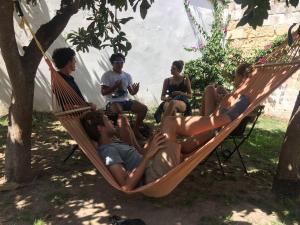 un grupo de personas sentadas en una hamaca en Urban Oasis Hostel, en Lecce